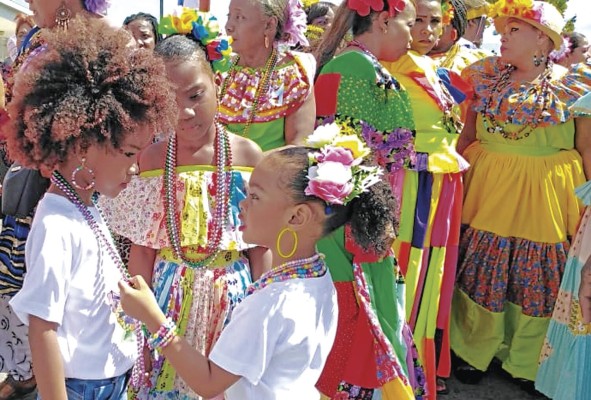 Alegría y colorido que reafirman ese sentido de pertenencia que impulsa el progreso Alegría y colorido que reafirman ese sentido de pertenencia que impulsa el progreso