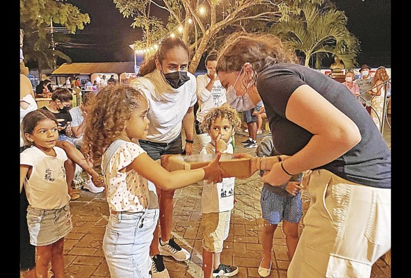Entrega de juegos en Pedasí Entrega de juegos en Pedasí
