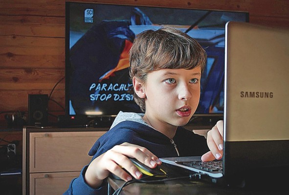 Otra de las víctimas de este acecho sexual online son niñas y adolescentes, aunque también afecta en mucho menor medida a niños y chicos adolescentes. Otra de las víctimas de este acecho sexual online son niñas y adolescentes, aunque también afecta en mucho menor medida a niños y chicos adolescentes.