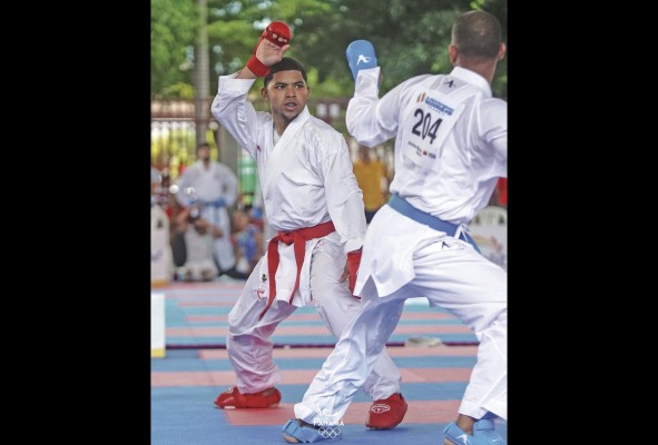 El karateca Alberto Gálvez (Izq.) se colgó una de las preseas de plata en los juegos Bolivarianos. El karateca Alberto Gálvez (Izq.) se colgó una de las preseas de plata en los juegos Bolivarianos.