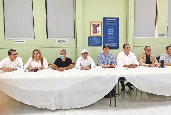 Los representantes del Ejecutivo ayer en la mesa de diálogo, en Penonomé. Los representantes del Ejecutivo ayer en la mesa de diálogo, en Penonomé.
