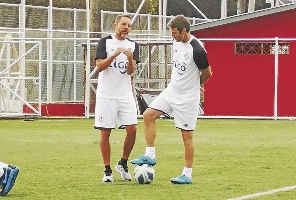 El cuerpo técnico con el que se ha rodeado el entrenador, ha aportado significativamente para adecuar a la selección a los requerimientos de su concepto del juego. El cuerpo técnico con el que se ha rodeado el entrenador, ha aportado significativamente para adecuar a la selección a los requerimientos de su concepto del juego.