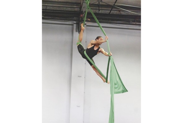 Daniel Batista fue seleccionado entre 120 bailarines latinoamericanos para seguir formándose en la danza aérea. Daniel Batista fue seleccionado entre 120 bailarines latinoamericanos para seguir formándose en la danza aérea.