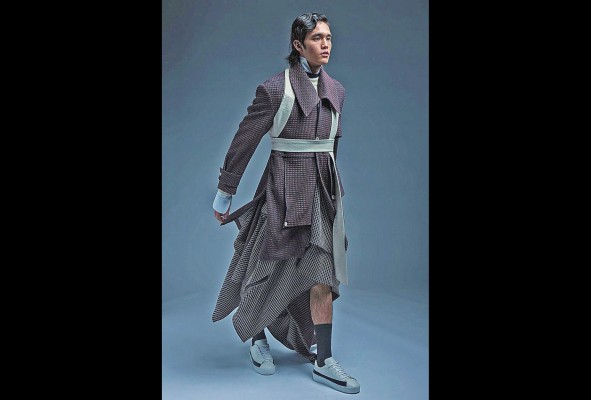 Los inconfundibles estilismos en los negros, grises y marrones más utilizados por la casa vuelven en abrigos y trajes. Los inconfundibles estilismos en los negros, grises y marrones más utilizados por la casa vuelven en abrigos y trajes.