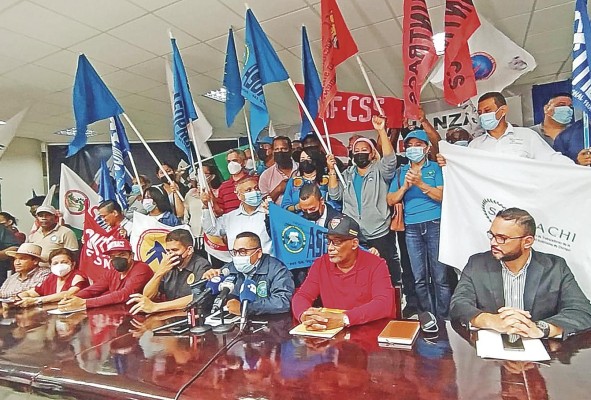 Profesores y trabajadores realizaron una asamblea general para anunciar la medida de paro de 72 horas. Profesores y trabajadores realizaron una asamblea general para anunciar la medida de paro de 72 horas.