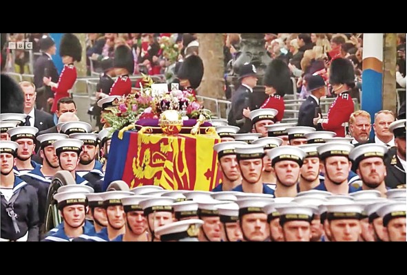 La Marina Real junto con la Guardia Real llevan el ataúd al salón de Westminster, donde se llevará a cabo el servicio. La Marina Real junto con la Guardia Real llevan el ataúd al salón de Westminster, donde se llevará a cabo el servicio.
