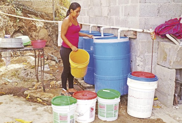 Incluso urbes importantes como al ciudad de Panamá o Colón sufren problemas de suministro de agua. Incluso urbes importantes como al ciudad de Panamá o Colón sufren problemas de suministro de agua.