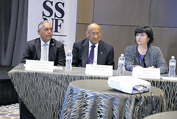El ministro de Economía y Finanzas, Héctor Alexander (c), durante la inauguración del taller sobre registro de beneficiarios que se encuentra operativo. El ministro de Economía y Finanzas, Héctor Alexander (c), durante la inauguración del taller sobre registro de beneficiarios que se encuentra operativo.