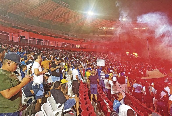 Fanáticos en el estadio Rod Carew. Fanáticos en el estadio Rod Carew.