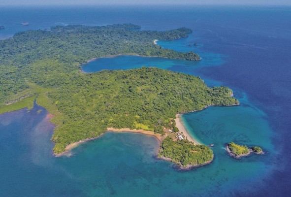 Panamá también cuenta con 27,609.41 km² de parques nacionales marinos lo que la convierte en una nación de gran riqueza biológica. Panamá también cuenta con 27,609.41 km² de parques nacionales marinos lo que la convierte en una nación de gran riqueza biológica.