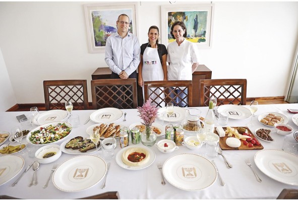 Itai Bardov y Sarit Gold Bardov, embajadores de Israel en Panamá y la chef Ayelet Vahnish Itai Bardov y Sarit Gold Bardov, embajadores de Israel en Panamá y la chef Ayelet Vahnish