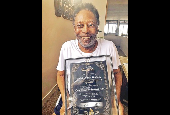 Fotografía cedida por la asesoría de prensa del astro brasileño Edson Arantes do Nascimento 'Pelé' en la que aparece con una placa de socio honorífico del Vasco da Gama, en Santos, Brasil. Fotografía cedida por la asesoría de prensa del astro brasileño Edson Arantes do Nascimento 'Pelé' en la que aparece con una placa de socio honorífico del Vasco da Gama, en Santos, Brasil.