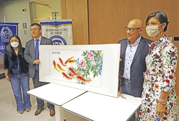 También se dieron cita las ejecutivas Vivian Su, representante de Huawei, y Vivian Barrios, vicepresidenta ejecutiva de Exsusa. También se dieron cita las ejecutivas Vivian Su, representante de Huawei, y Vivian Barrios, vicepresidenta ejecutiva de Exsusa.