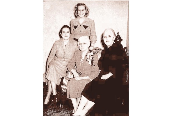 Cuatro generaciones de la familia Amador, reunidos con motivo del 87 cumpleaños de María Ossa de Amador. Sentada, en el centro, la ex primera dama, acompañada de su nieta Vita Flynt (izquierda) y de su hija Elmira Ehrman (derecha). De pie, su bisnieta Teresa Flynt. (The Charlotte News, 3 de abril de 1942). Cuatro generaciones de la familia Amador, reunidos con motivo del 87 cumpleaños de María Ossa de Amador. Sentada, en el centro, la ex primera dama, acompañada de su nieta Vita Flynt (izquierda) y de su hija Elmira Ehrman (derecha). De pie, su bisnieta Teresa Flynt. (The Charlotte News, 3 de abril de 1942).