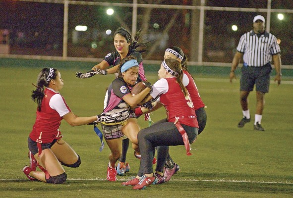 El 'flag football' es un juego que todo el mundo puede jugar. Se trata de correr, pasar y recibir; y se basa en la inteligencia y la estrategia, así como en la habilidad física. El 'flag football' es un juego que todo el mundo puede jugar. Se trata de correr, pasar y recibir; y se basa en la inteligencia y la estrategia, así como en la habilidad física.