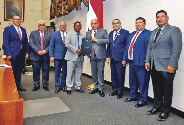 El pasado lunes el pleno aprobó en tercer debate el proyecto 841; al día siguiente el Consejo de Gabinete aprobó remitir a la Asamblea el proyecto que impulsa el Ejecutivo. El pasado lunes el pleno aprobó en tercer debate el proyecto 841; al día siguiente el Consejo de Gabinete aprobó remitir a la Asamblea el proyecto que impulsa el Ejecutivo.