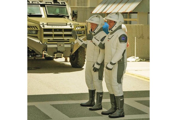Los astronautas de la NASA Douglas Hurley (Izq.) y Robert Behnken cuando salían del edificio Neil Armstrong. Los astronautas de la NASA Douglas Hurley (Izq.) y Robert Behnken cuando salían del edificio Neil Armstrong.