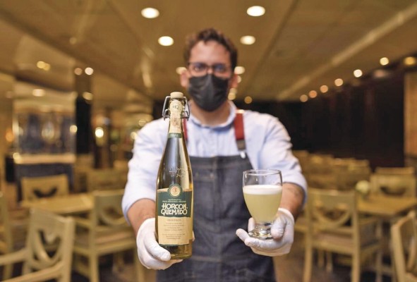 Antes de la cena se pudo degustar un pisco chileno. Antes de la cena se pudo degustar un pisco chileno.