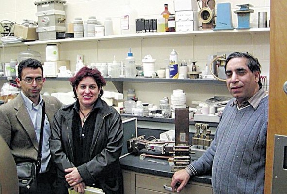 Primeros colaboradores: Dr. José A. Stoute (médico, Penn State), Dra. Carmenza Spadafora (Indicasat) y Dr. Dinesh Agrawal (físico de Penn State). Primeros colaboradores: Dr. José A. Stoute (médico, Penn State), Dra. Carmenza Spadafora (Indicasat) y Dr. Dinesh Agrawal (físico de Penn State).