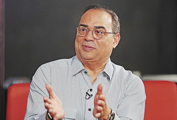 El cantautor puertorriqueño lanzará una nueva producción discográfica a mediados de 2022. Hoy platica sobre su nuevo sencillo, .'Cartas sobre la mesa' El cantautor puertorriqueño lanzará una nueva producción discográfica a mediados de 2022. Hoy platica sobre su nuevo sencillo, .'Cartas sobre la mesa'