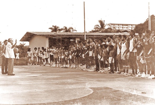 Don Luis E. Vivar organizador deportivo (voluntario) de Miraflores. En la foto inaugura una de las tantas ligas de verano de baloncesto y volleyball. Don Luis E. Vivar organizador deportivo (voluntario) de Miraflores. En la foto inaugura una de las tantas ligas de verano de baloncesto y volleyball.