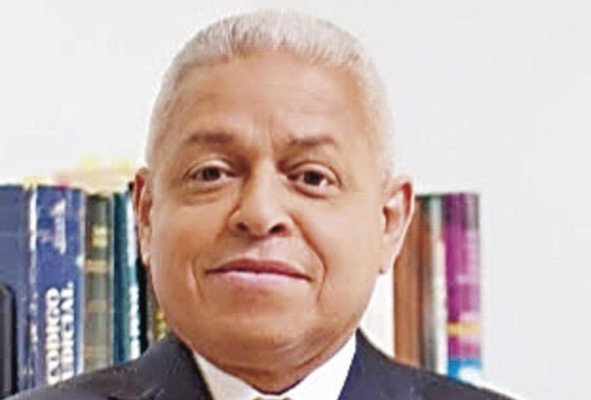 Moisés Joel Bartlett Quiel. Abogado Especialista en litigios penales; integra la comisión de Derecho Penal y Procesal del Colegio Nacional de Abogados. Fue legislador suplente de la República. Moisés Joel Bartlett Quiel. Abogado Especialista en litigios penales; integra la comisión de Derecho Penal y Procesal del Colegio Nacional de Abogados. Fue legislador suplente de la República.