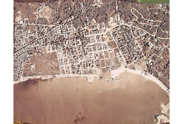 En esta fotografía aérea de 1937 se puede observar tanto la línea de costa original, de lo que hoy es el sector entre la calle 31 y el barrio de El Marañón, aún sin urbanizar, sin que se hubiese construido la avenida Balboa. Hacia el este, entre el desaparecido parque Anayansi y el parque Urracá, se encontraba la playa de Peña Prieta, hoy desaparecida bajo la avenida Balboa, el hotel Miramar y el Club de Yates y Pesca. En esta fotografía aérea de 1937 se puede observar tanto la línea de costa original, de lo que hoy es el sector entre la calle 31 y el barrio de El Marañón, aún sin urbanizar, sin que se hubiese construido la avenida Balboa. Hacia el este, entre el desaparecido parque Anayansi y el parque Urracá, se encontraba la playa de Peña Prieta, hoy desaparecida bajo la avenida Balboa, el hotel Miramar y el Club de Yates y Pesca.