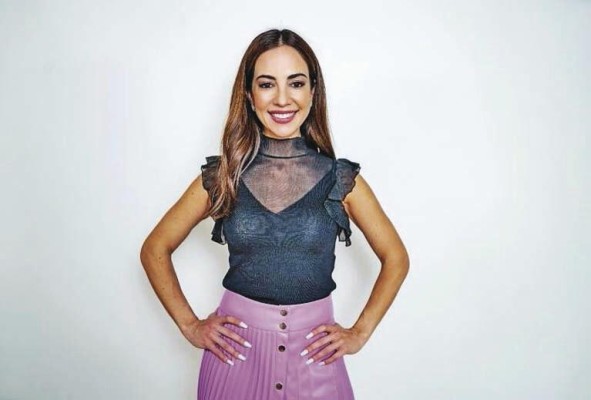 Mariana Atencio Su primer libro 'Perfectamente tú' trata sobre el poder de lo auténtico y hace un llamado a la acción para aumentar el potencial profesional y personal. “Lo más difícil son los estereotipos que enfrentamos las mujeres latinas en Estados Unidos, porque a mucha gente le cuesta pensar que si eres una dama latina inteligente, no puedes ser bonita, o que si eres una mujer latina vas a hablar necesariamente con un acento o de ciertos temas específicos o vestir de una manera determinada”. Mariana Atencio Su primer libro 'Perfectamente tú' trata sobre el poder de lo auténtico y hace un llamado a la acción para aumentar el potencial profesional y personal. “Lo más difícil son los estereotipos que enfrentamos las mujeres latinas en Estados Unidos, porque a mucha gente le cuesta pensar que si eres una dama latina inteligente, no puedes ser bonita, o que si eres una mujer latina vas a hablar necesariamente con un acento o de ciertos temas específicos o vestir de una manera determinada”.