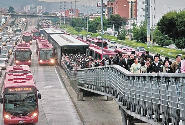 El Transmilenio de Bogotá empezó operación con 14 km en el año 2000. Véase cómo conviven dos sistemas, tanto el particular de los vehículos privados y el público, donde la característica principal es la congestión vehicular y un ambiente urbano poco atractivo. El Transmilenio de Bogotá empezó operación con 14 km en el año 2000. Véase cómo conviven dos sistemas, tanto el particular de los vehículos privados y el público, donde la característica principal es la congestión vehicular y un ambiente urbano poco atractivo.