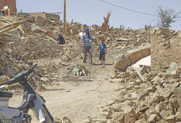 Varias personas caminan entre los escombros en la aldea de Tafagajt, en Marruecos. Varias personas caminan entre los escombros en la aldea de Tafagajt, en Marruecos.