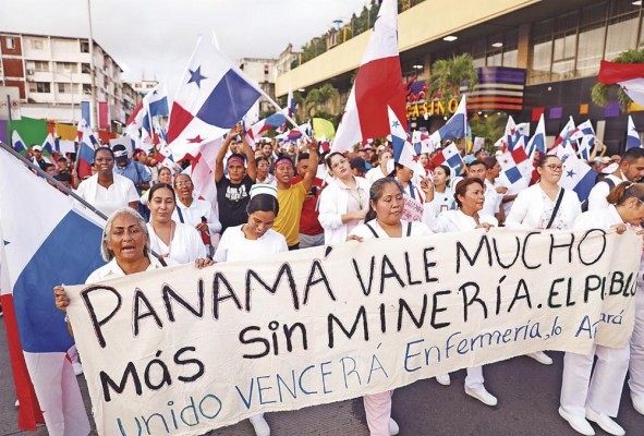 Los sectores que se oponen al contrato minero marcharon desde el parque Porras hasta la 5 de Mayo. Los sectores que se oponen al contrato minero marcharon desde el parque Porras hasta la 5 de Mayo.