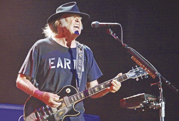 Neil Young (76 años) es considerado uno de los rockeros más influyentes de su generación. Neil Young (76 años) es considerado uno de los rockeros más influyentes de su generación.