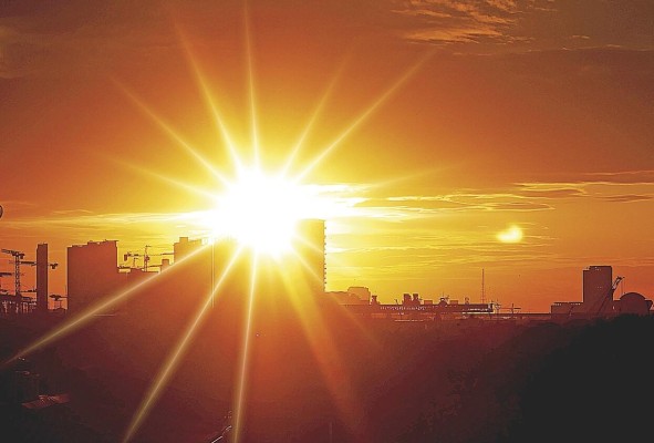 Según dice la OMM, estas olas de calor son simultáneas en diversos lugares del planeta. Según dice la OMM, estas olas de calor son simultáneas en diversos lugares del planeta.