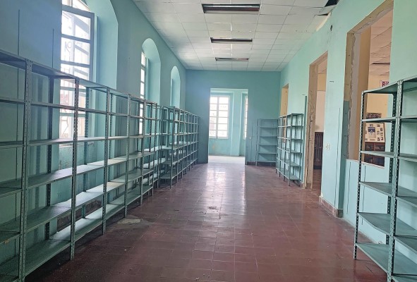 Así se encuentra el corredor contiguo al salón de la biblioteca donde permanecen los anaqueles metálicos desocupados Así se encuentra el corredor contiguo al salón de la biblioteca donde permanecen los anaqueles metálicos desocupados