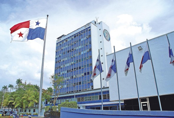 Panamá ya ha iniciado una serie de acciones para lograr su transición. Actualmente el Órgano Ejecutivo y el Legislativo tienen interés en aprobar una Ley de movilidad eléctrica. Panamá ya ha iniciado una serie de acciones para lograr su transición. Actualmente el Órgano Ejecutivo y el Legislativo tienen interés en aprobar una Ley de movilidad eléctrica.