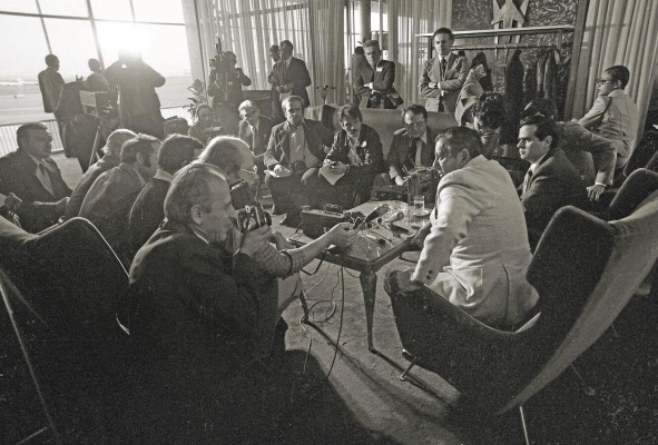 Chuchú aparece al fondo durante una conferencia de prensa para promover el lado panameño en las negociaciones del canal. Chuchú aparece al fondo durante una conferencia de prensa para promover el lado panameño en las negociaciones del canal.