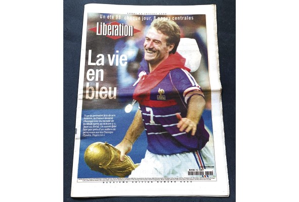 Como jugador y capitán del equipo francés, Didier Deschamps obtuvo, el 12 de julio de 1998, la Copa Mundo. Dos años después ganaría también la Eurocopa de 2000. Como jugador y capitán del equipo francés, Didier Deschamps obtuvo, el 12 de julio de 1998, la Copa Mundo. Dos años después ganaría también la Eurocopa de 2000.