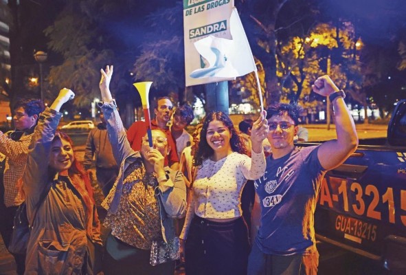 Seguidores del presidente electo de Guatemala, Bernardo Arévalo, celebraban el resultado de las elecciones ayer en ciudad de Guatemala (Guatemala). Seguidores del presidente electo de Guatemala, Bernardo Arévalo, celebraban el resultado de las elecciones ayer en ciudad de Guatemala (Guatemala).