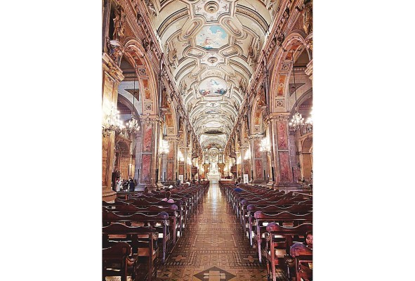 Al entrar a la Catedral Metropolitana de Santiago es inevitable levantar la mirada y observar las obras de arte en el techo. Al entrar a la Catedral Metropolitana de Santiago es inevitable levantar la mirada y observar las obras de arte en el techo.
