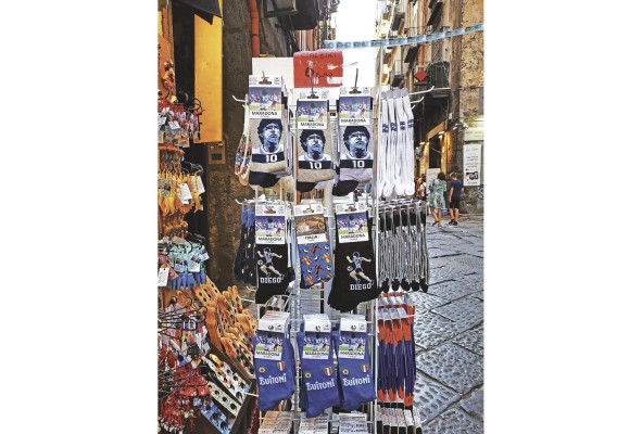 Hay toda una gama de ofertas con la imagen del exjugador, entre ellas estás medias para uso diario. Hay toda una gama de ofertas con la imagen del exjugador, entre ellas estás medias para uso diario.