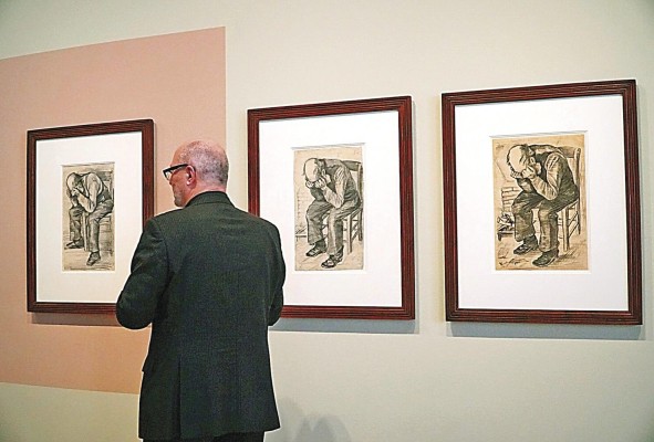El Museo Van Gogh de Ámsterdam ha descubierto un nuevo dibujo del artista neerlandés homónimo, un trabajo preliminar del cuadro “Desgastado” ('Worn out'), de 1882, una de las obras más conocidas del periodo que el pintor pasó en la ciudad de La Haya. El Museo Van Gogh de Ámsterdam ha descubierto un nuevo dibujo del artista neerlandés homónimo, un trabajo preliminar del cuadro “Desgastado” ('Worn out'), de 1882, una de las obras más conocidas del periodo que el pintor pasó en la ciudad de La Haya.
