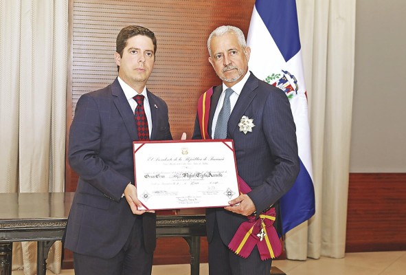 Tejeda agradeció al gobierno y al pueblo panameño por la distinción. Tejeda agradeció al gobierno y al pueblo panameño por la distinción.