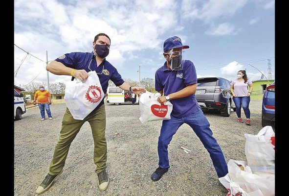 'Acción Tigo', grupo de voluntarios de la empresa participaron de la mano con el equipo de la Teletón 20-30 en la distribución de insumos a las familias y comunidades necesitadas. 'Acción Tigo', grupo de voluntarios de la empresa participaron de la mano con el equipo de la Teletón 20-30 en la distribución de insumos a las familias y comunidades necesitadas.