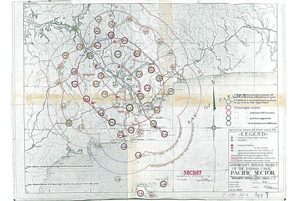 En este mapa se puede observar la ubicación y área de cobertura de todas las luces y baterías antiaéreas definidas dentro del plan de defensa del Canal de Panamá en el sector Pacífico. Dicho espacio defensivo iba mucho más allá de los límites de la Zona, abarcando hasta el área de Juan Díaz al este y el río Caimito al oeste. En este mapa se puede observar la ubicación y área de cobertura de todas las luces y baterías antiaéreas definidas dentro del plan de defensa del Canal de Panamá en el sector Pacífico. Dicho espacio defensivo iba mucho más allá de los límites de la Zona, abarcando hasta el área de Juan Díaz al este y el río Caimito al oeste.