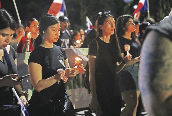 Ayer en la noche, miembros de organizaciones civiles vestidos de negro hicieron una vigilia en la cinta costera en rechazo a la Ley 406. Ayer en la noche, miembros de organizaciones civiles vestidos de negro hicieron una vigilia en la cinta costera en rechazo a la Ley 406.
