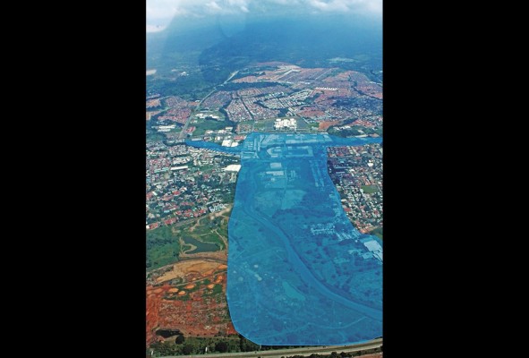 En esta fotografía se sobrepuso gráficamente la huella de la inundación de 1986. Se aprecia cómo el río se desahogaba en áreas que actualmente se encuentran ocupadas por centros comerciales, como el de Los Pueblos. En esta fotografía se sobrepuso gráficamente la huella de la inundación de 1986. Se aprecia cómo el río se desahogaba en áreas que actualmente se encuentran ocupadas por centros comerciales, como el de Los Pueblos.