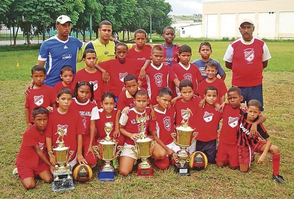 Erika durante sus comienzos en el Club Sociedad Deportiva de Fútbol, un equipo masculino. Erika durante sus comienzos en el Club Sociedad Deportiva de Fútbol, un equipo masculino.