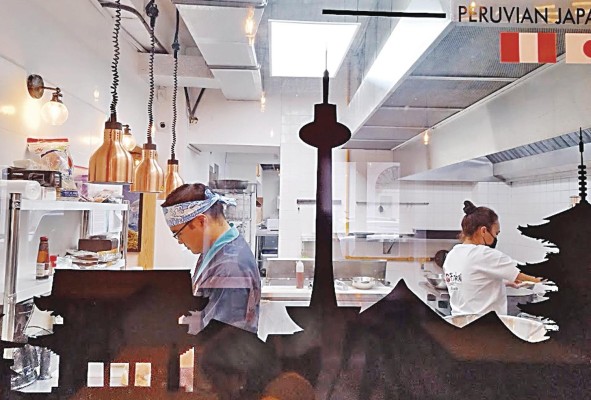 El trabajo de la cocina es visible gracias a una ventana en el salón principal El trabajo de la cocina es visible gracias a una ventana en el salón principal
