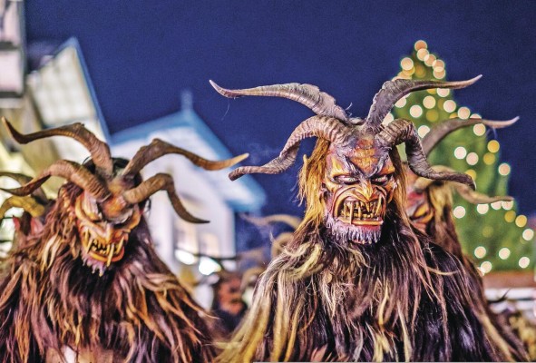 Krampus es una criatura que asusta a los niños mal portados en Alemania, Austria y Hungría. Krampus es una criatura que asusta a los niños mal portados en Alemania, Austria y Hungría.