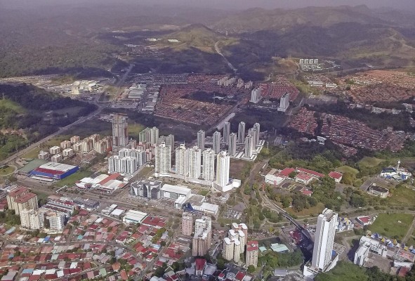 En Panamá, la ausencia de plataformas de datos sobre 'las amenazas al desarrollo y bienestar humano, así como sobre el desarrollo urbano y la provisión de servicios e infraestructura, es una fuente de incertidumbre para la toma de decisiones informada al momento en que los ciudadanos deciden adquirir una propiedad. En Panamá, la ausencia de plataformas de datos sobre 'las amenazas al desarrollo y bienestar humano, así como sobre el desarrollo urbano y la provisión de servicios e infraestructura, es una fuente de incertidumbre para la toma de decisiones informada al momento en que los ciudadanos deciden adquirir una propiedad.